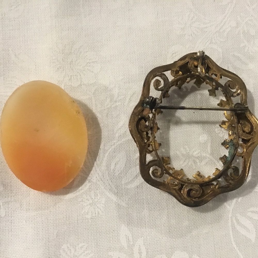 Vintage Cameo Locket/Pin n Goldtone - Picture 3 of 5